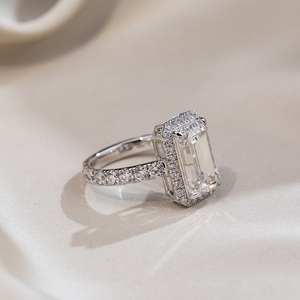 Anillo de Diamante Cultivado en Laboratorio con Corte Esmeralda en Oro de 18K, Joyería Messi MSR-1770 - Product Image 2