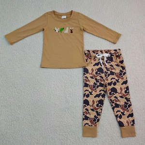 ชุดเสื้อผ้าเด็กผู้ชายปักลายสุนัข เป็ด กวาง พร้อมกางเกงลายพราง - Product Image 1