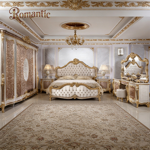 Elegante Cama King Size Clásica Europea con Cabecera Acolchada de Terciopelo Beige y Tallados Dorados, Juego de Dormitorio Completo para Mansión - Product Image 1