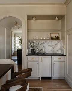 Cucina Vermont su Misura in Stile Moderno Farmhouse, Bicolore Bianco e Legno Scuro, Isola con Ante in Vetro, Maniglie Dorate, Piano in Marmo - Product Image 3