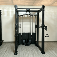Appareil de musculation multifonction 6 postes intégré avec système de câbles pour tractions Smith/rameur bas et double sélection de poids