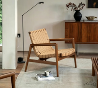 Fauteuil moderne en bois massif avec accents en cuir tressé pour salon, hôtel et villa