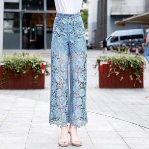 Jean décontracté pour femme, coupe droite ample, taille haute, jambe large, en denim respirant, avec empiècements en dentelle ajourée et effet drapé, délavé clair - Product Image 4
