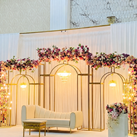 Arche carrée de luxe en métal doré brillant, panneau de fond, supports de fleurs, cadres pour décoration de scène de mariage et d'événements