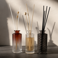 Bouteilles diffuseurs à roseaux en verre transparent gaufré multi-tailles en gros avec logo personnalisé sérigraphié et estampé à chaud pour la décoration intérieure