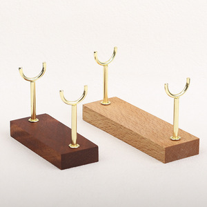 Expositor de joyería de madera con ganchos dorados para exhibir collares, pulseras y accesorios. - Product Image 3