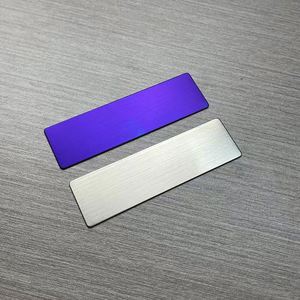 Plaques nominatives personnalisées en métal noir magnétique rectangulaire mat en aluminium pour employés, plaque de nom de bureau avec logo sérigraphié - Product Image 1