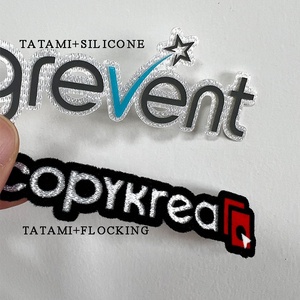 Étiquette personnalisée pour <span class=keywords><strong>maillot</strong></span> <span class=keywords><strong>de</strong></span> sport, découpée au laser, en tissu, patch en silicone Tatami, logo floqué, pour uniforme <span class=keywords><strong>de</strong></span> football et vêtement - Product Image 1