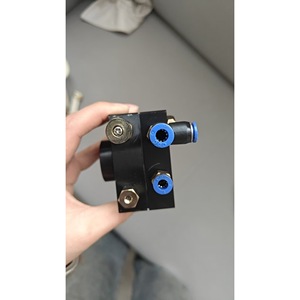 Conjunto de válvulas solenoides neumáticas con base de colector y conectores - Product Image 1