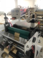 Machine de découpe, de refendage et de rembobinage d'étiquettes à code-barres