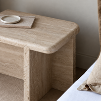 Table d'appoint en travertin naturel style crème Wabi Sabi, finition polie, table de chevet en travertin pour chambre à coucher, villa, hôtel, intérieur