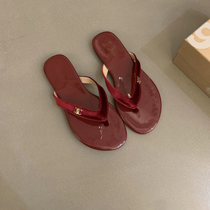 Pantoufles plates rétro Les femmes portent des sandales de bord de mer à l'extérieur en été Tongs rouges à la mode, simples et polyvalentes - Product Image 6