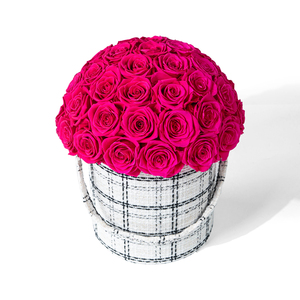 Roses éternelles préservées rose vif sous dôme floral rond - Décoration de mariage et du Nouvel An, fait main, respectueux de l'environnement - Product Image 1