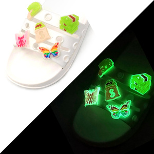 HYB kuaji รองเท้าออกแคมป์รูปผีเสื้อสำหรับฤดูใบไม้ร่วงและใบไม้ร่วงของตกแต่งรองเท้ากลางแจ้งนำ2D มีเสน่ห์ของดีไซเนอร์รองเท้าตามสั่งที่มีสเน่ห์ - Product Image 2