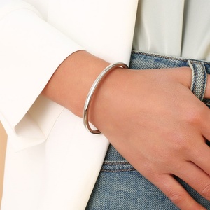 Modernas Pulseras y Brazaletes de Acero Inoxidable con Baño de Oro PVD Antideslustre, Joyería de Alta Moda para Mujer - Product Image 3