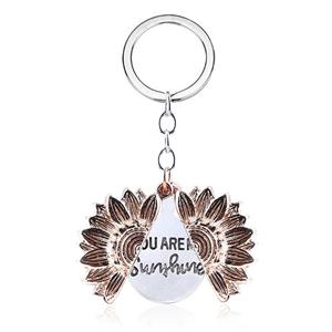 พวงกุญแจโลหะขายส่ง รูปดอกทานตะวัน 3 มิติ แฟชั่นพวงกุญแจ ของขวัญรุ่นจบการศึกษา ของที่ระลึกสำหรับเพื่อนร่วมชั้น - Product Image 5
