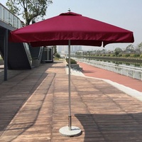 Table centrale d'extérieur, chaises, parasol, café, stand commercial, parasols carrés
