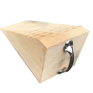 บล็อกไม้สามเหลี่ยม 100x100x150 มม. ทำจากไม้สน พร้อมหูจับโลหะ สำหรับเสริมแรงและใช้ในการบรรจุภัณฑ์ - Product Image 1
