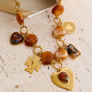 XY 2263 Retro Bernsteinfarbene Acrylperlen Edelstahl Vergoldete Halskette Metall Herz Kreuz Anhänger Halskette für den Urlaub - Product Image 3