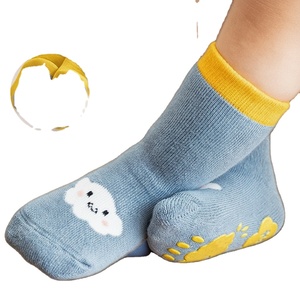 Calcetines para niños con logotipo personalizado dibujos animados infantil grueso invierno bambú divertido niño algodón orgánico agarre antideslizante bebé Calcetines antideslizantes para niños - Product Image 1