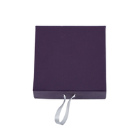 Boîte cadeau rigide à couvercle rabattable, surface mate, pour foulard en soie, avec sangle de traction en textile tissé durable
