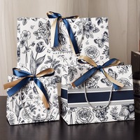 Prix d'usine pour des sacs en papier cadeau de luxe biodégradables et recyclables avec logo personnalisé et estampage à chaud