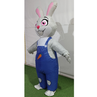 Costume gonflable de lapin de dessin animé mignon, combinaison gonflable de lapin gris pour adulte, salopette bleue à imprimé carotte pour spectacle scénique
