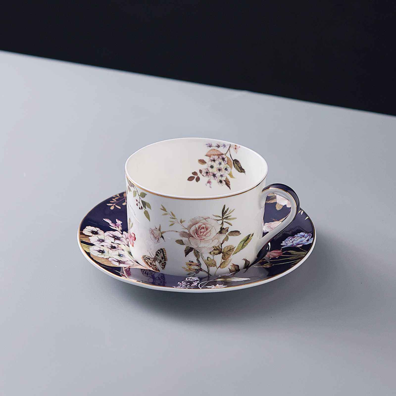 Grande tasse et soucoupe droites