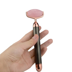 Masseur <span class=keywords><strong>Gua</strong></span> <span class=keywords><strong>Sha</strong></span> Ensemble De Soin Facial de Peau Naturel <span class=keywords><strong>Quartz</strong></span> <span class=keywords><strong>Rose</strong></span> Électrique Rouleau de Jade Pour <span class=keywords><strong>Le</strong></span> Visage - Product Image 4