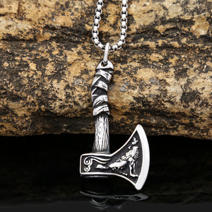 Yunnique – collier avec pendentif hache viking en acier inoxydable, avec motif loup et corbeau, pour hommes, cadeau, accessoire de bijouterie - Product Image 1