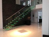 Escalier flottant en acier et bois, moderne, avec garde-corps en verre pour intérieur