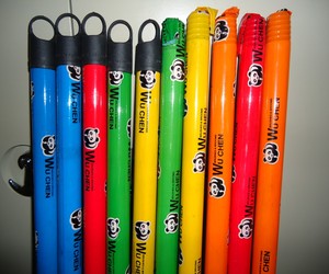 Manche de balai en bois naturel de remplacement, avec revêtement en <span class=keywords><strong>film</strong></span> PVC de couleur personnalisable pour designer - Product Image 1