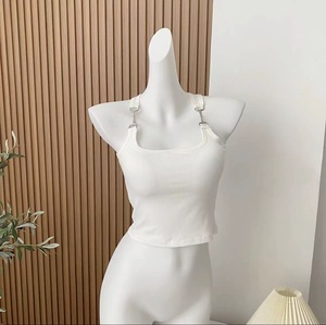 Débardeur rembourré rouge pour le sport et le yoga, idéal pour les sorties décontractées printemps-été-automne, au design doux et épicé - Product Image 6