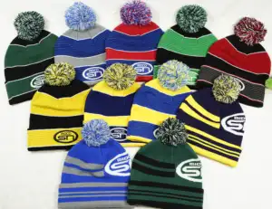 Personalizado Hombres Mujeres Cool Running Winter Hat Dos Tonos Rib Striped Knit Acrílico Vintage Pom Beanie