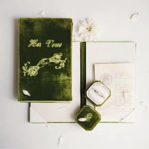 Livre de mariage en velours de soie de qualité supérieure, relié en couverture rigide, pour ses vœux et les siens - Product Image 1