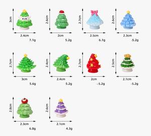 Venta Directa de Fábrica OEM, 10 Opciones de Mini Árbol de Navidad de Resina para Decoraciones Navideñas, Regalos o Accesorios para Llaveros - Product Image 2