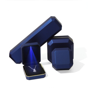 Caja de luz LED de estilo industrial al por mayor, con forma de anillo octogonal, pintura blanca, para propuesta de joyería, anillo de diamantes, pulsera de madera - Product Image 1