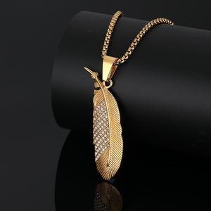 Hip Hop pluma de ganso 18K chapado en oro no deslustre Zirconia cúbica no deslustre impermeable colgante de joyería de acero inoxidable para hombre - Product Image 3