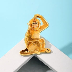 Металлический значок с мягкой эмалью и золотым ободком в виде обезьяны — подарок для любителей дикой природы и для повседневного украшения - Product Image 1