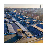 Structure de montage de panneaux solaires modulaire à toit plat triangulaire certifiée pour charges de vent et de neige, en alliage zinc-aluminium-magnésium, galvanisée à chaud