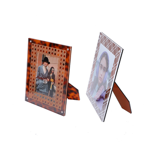 Cadre <span class=keywords><strong>photo</strong></span> magnétique flottant en <span class=keywords><strong>acrylique</strong></span>, finition irisée et couleurs multiples, support intégré, OEM/ODM pour photos 3,5x5, 4x6, 5x7 - Product Image 6