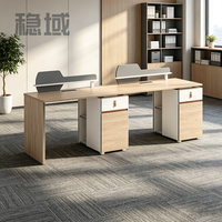 Bureau de travail moderne et simple pour employés, avec écran, casier et cloison, poste informatique pour employés