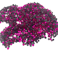 Cristaux thermocollants à dos plat fuchsia, appliques en verre taillé de qualité supérieure, avec base adhésive grise, pour la couture professionnelle et la mode.