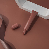 Lilywild Gloss à lèvres tendance texture gelée aux peptides, formule végétalienne, longue tenue, hydratant