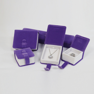 Caja de embalaje de joyería de terciopelo en forma de libro rectangular de lujo al por mayor con diseño cuadrado cartón ecológico tamaño personalizado - Product Image 1