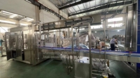 Machine de remplissage et de capsulage d'eau monobloc automatique à technologie couronne, ligne de production d'eau en bouteille