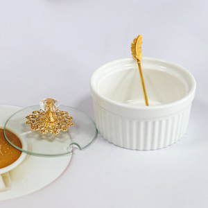 Vaso di spezie e zucchero in ceramica a strisce nordiche in tre pezzi Set moderno per condimenti da scrivania con coperchio e cucchiaio per uso alimentare - Product Image 1