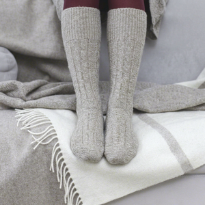 Calcetines de punto grueso hasta la rodilla para mujer, color gris sólido, cálidos para el invierno, uso diario - Product Image 1