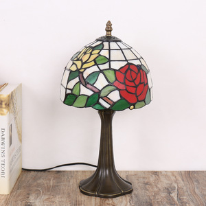 Lámpara de Mesa de Estilo Retro Europeo, Lámpara de Mesa Decorativa de Arte Creativo con Vidrio de Colores para Oficinas y Dormitorios - Product Image 1