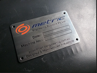 Plaque signalétique en acier inoxydable gravée chimiquement, lettres de forme personnalisée pour la publicité de la marque BBT